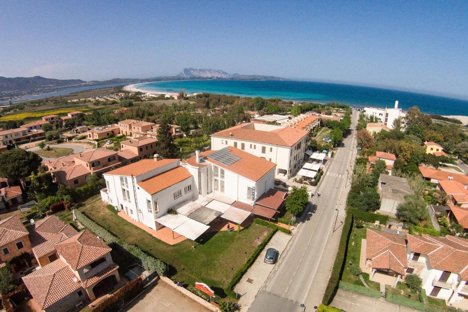 Hotel Al Faro Spiaggia La Cinta Santeodoro ซาน เตโอโดโร ภายนอก รูปภาพ