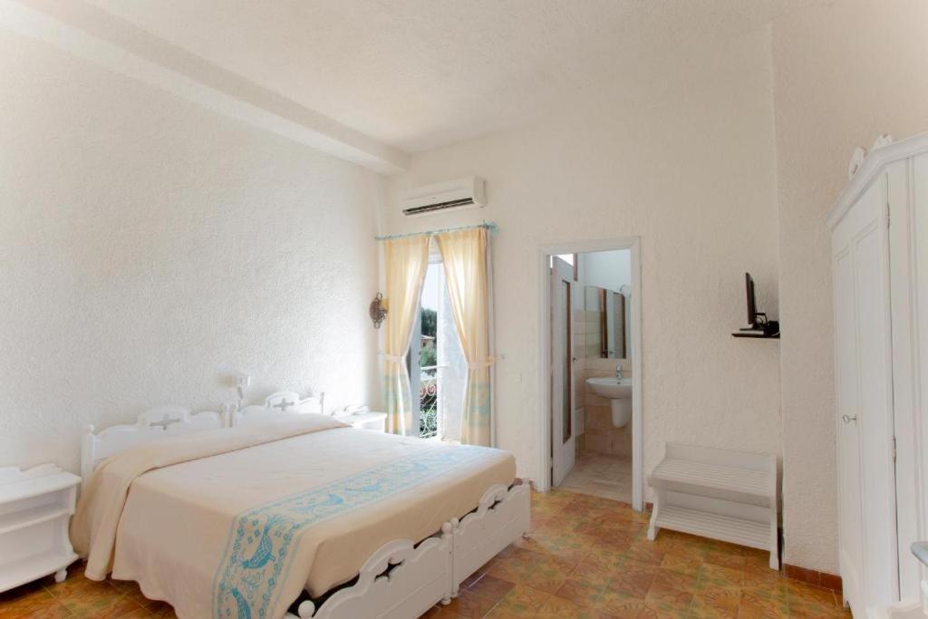 Hotel Al Faro Spiaggia La Cinta Santeodoro ซาน เตโอโดโร ภายนอก รูปภาพ